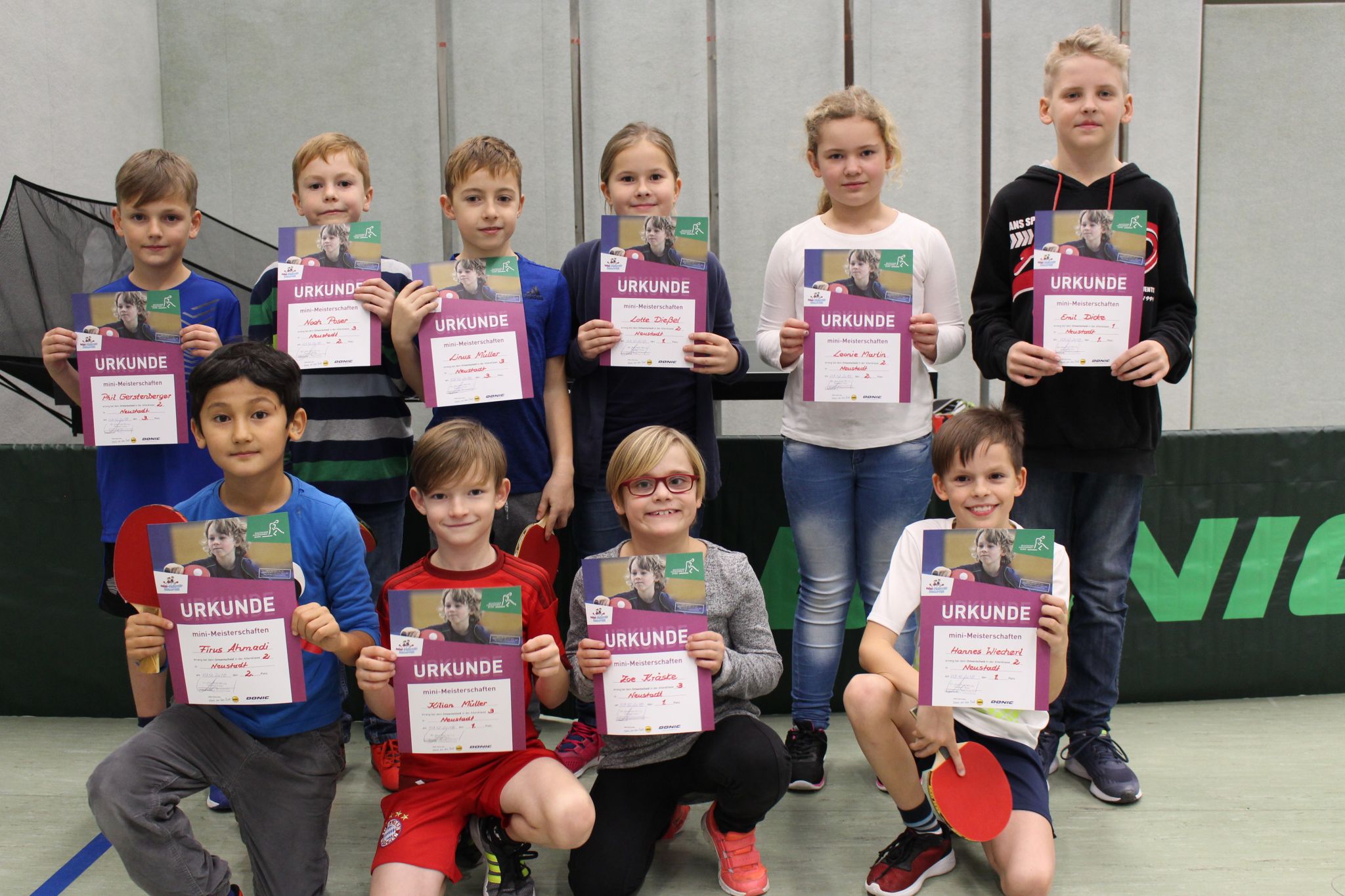 Alle Erstplatzierten oben von links: Phil, Noah, Linus, Lotte, Leonie und Emil                                              unten von links: Firuz, Kilian, Zoe und Hannes