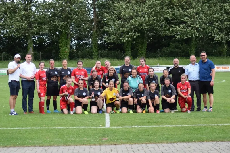 Damen feiern 10-jähriges Jubiläum mit Sieg und neuen Trikots